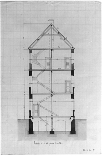 Projet de construction d'un deuxième étage sur le bâtiment de l'école de quartier chaussée de Donach. Coupe transversale.