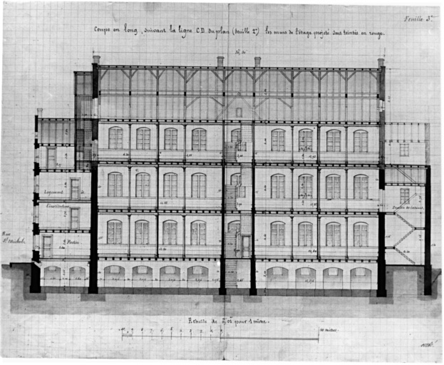 Projet de construction d'un deuxième étage sur le bâtiment de l'école. Coupe en long suivant la ligne CD du plan (feuille 2). Les murs de l'étage projeté sont teintés en rouge.