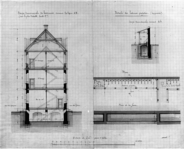 Projet de construction d'un deuxième étage sur le bâtiment de l'école. Coupe transversale du bâtiment suivant la ligne AB du plan. Détail des lattrins projetées (supprimées).