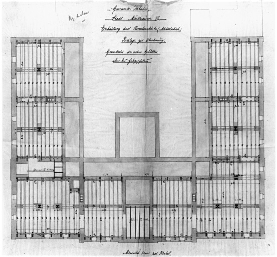 Construction d'une école spéciale de garçons (Mittelschule). Plan du premier niveau du comble.