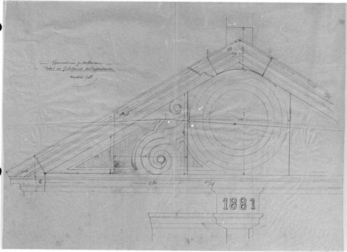 Détail du fronton de la cage d'escalier, côté cour.