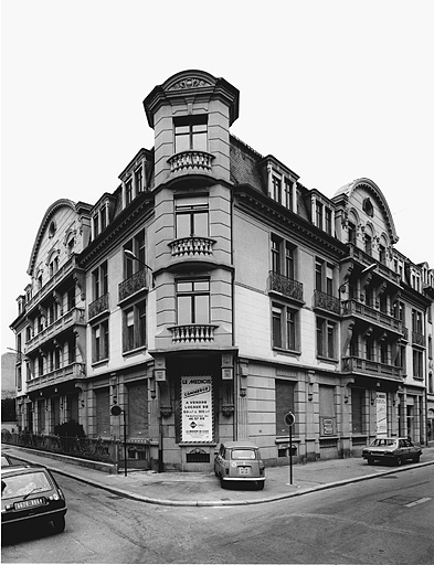 Vue d'ensemble sur les rues des Trois-Rois et de Lucelle de l'immeuble remplaçant la procure.