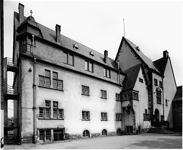 Elévation antérieure sur la cour.