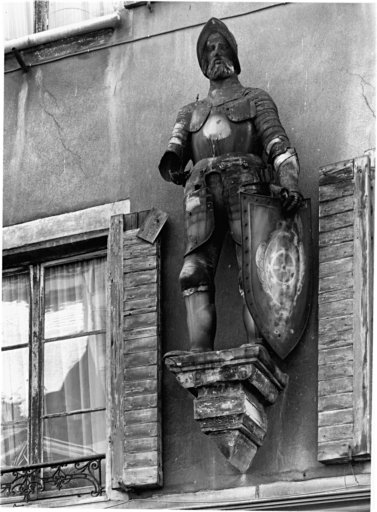A l'homme de fer : armure du 16e siècle.