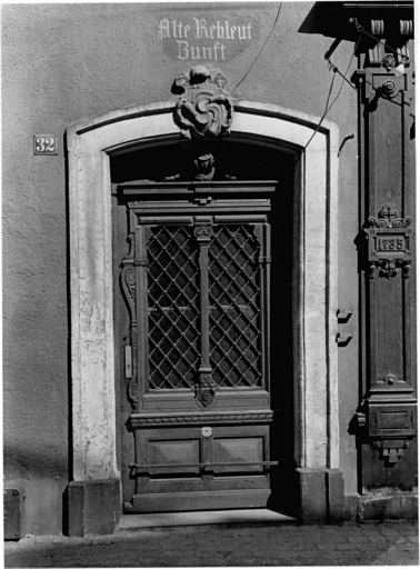 Elévation antérieure : porte d'entrée.