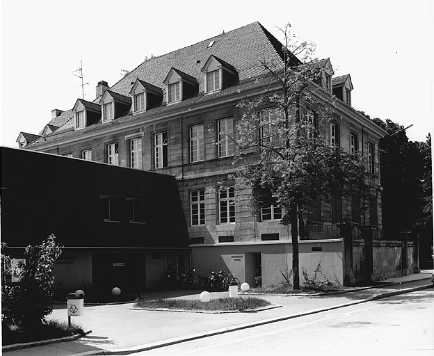 Vue d'ensemble du bâtiment avec le départ du bâtiment moderne contigu.