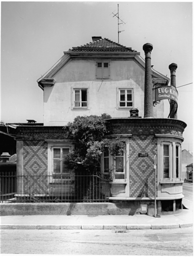 Atelier de construction de cheminées d'usine Eugène Kienzler, 22 avenue Aristide Briand : vue depuis la rue Lavoisier de la maison et des cheminées servant d'enseigne.