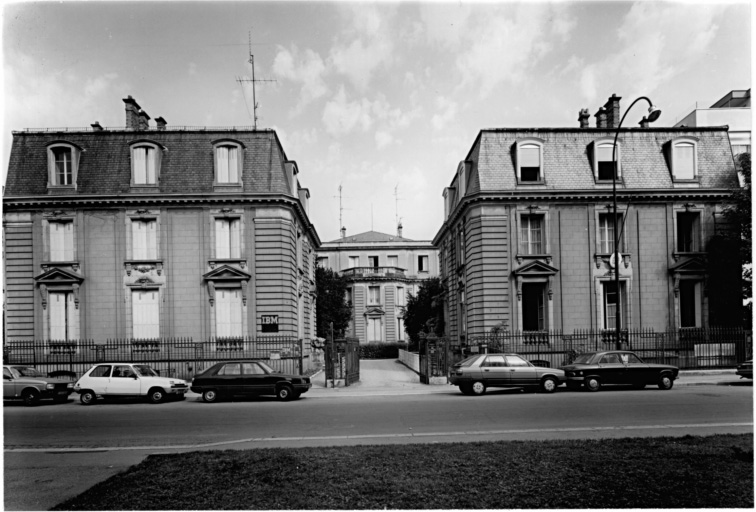 Vue d'ensemble des trois maisons depuis la rue.