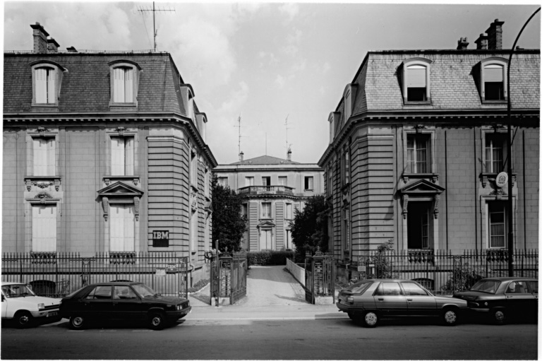 Vue d'ensemble des trois maisons depuis la rue.