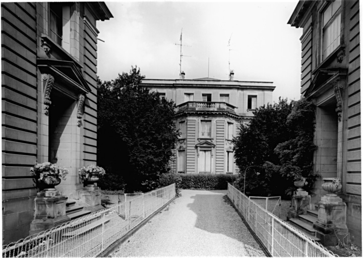 Vue des trois maisons depuis l'entrée.