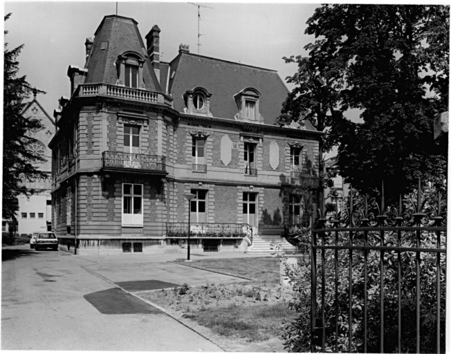 Vue d'ensemble prise de l'entrée du jardin.