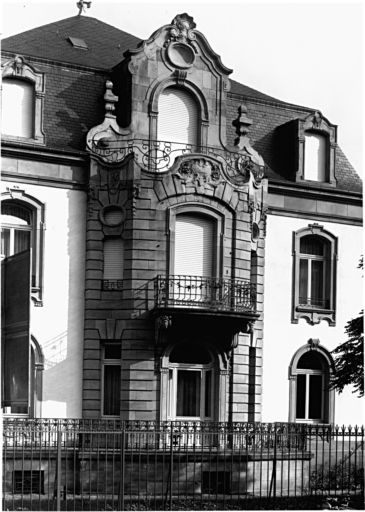 Elévation sud sur l'avenue du Président Kennedy, avant-corps central.