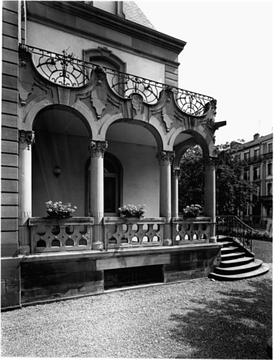 Terrasse et balcon à l'angle sud-ouest.