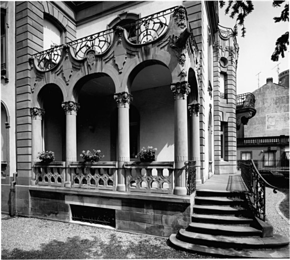 Terrasse et balcon à l'angle sud-ouest.