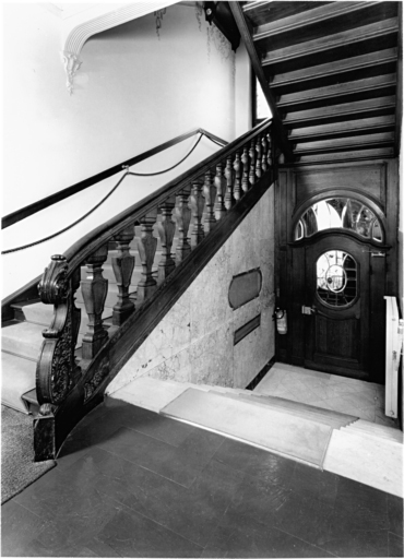 Cage d'escalier et porte vers l'entrée au rez-de-chaussée.
