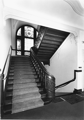 L'escalier vu du rez-de-chaussée vers l'étage.