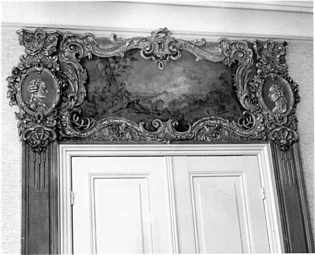 Dessus de porte stuqué et peint dans le salon.