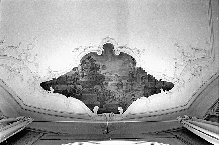 Salon au rez-de-chaussée : cartouche peint sur le plafond.