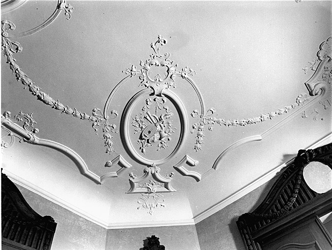 Plafond stuqué de la salle à manger au rez-de-chaussée.