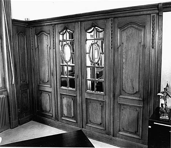 Placard lambrissé dans la pièce au rez-de-chaussée (salle à manger).