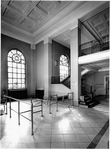 Hall d'entrée et escalier vers l'étage.