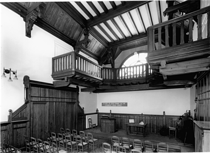 Vue intérieure de la chapelle avec la tribune.