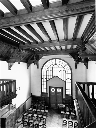 Vue intérieure de la chapelle depuis la tribune.