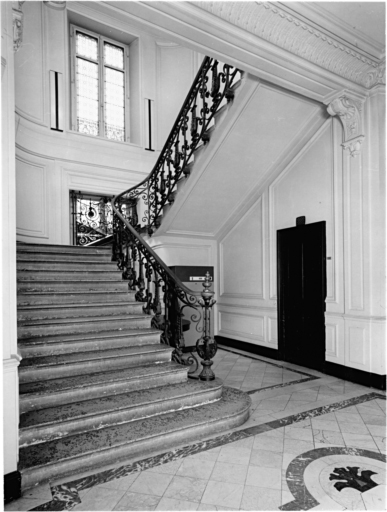 Escalier vu depuis le rez-de-chaussée.