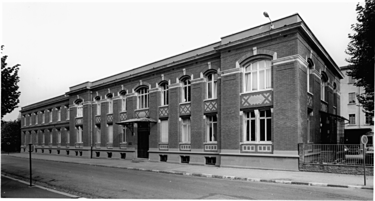 Vue depuis la rue du bâtiment parallèle (115) à la rue (bureaux) (Superba).