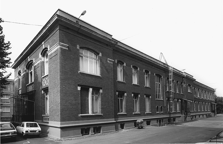 Vue depuis la cour du bâtiment parallèle à la rue (Superba).