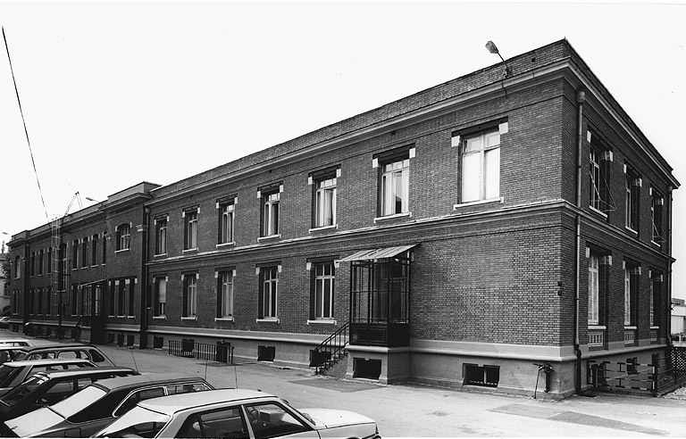 Vue depuis la cour du bâtiment parallèle à la rue 115 (Superba).