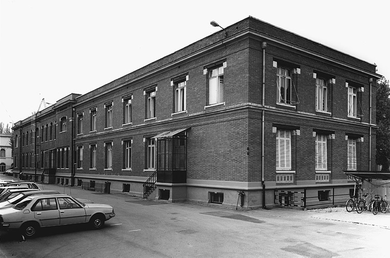 Vue depuis la cour du bâtiment parallèle à la rue (Superba 115).