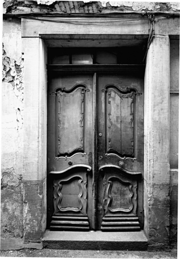 Porte d'entrée sur la cour latérale.