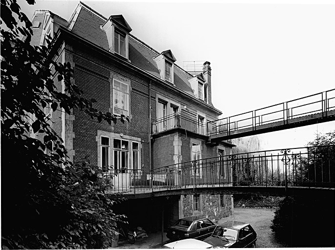 Elévation postérieure avec la passerelle ancienne au premier plan.