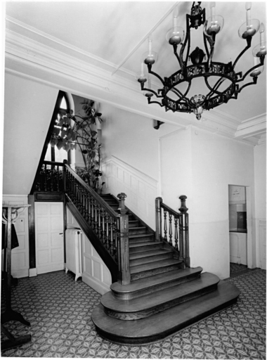 Vestibule et cage d'escalier au rez-de-chaussée.