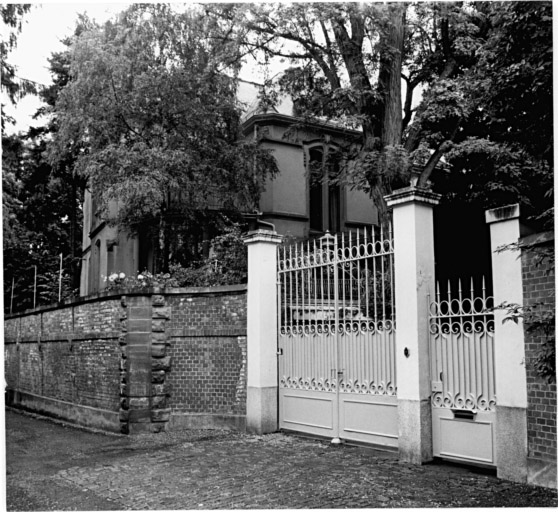 Vue de l'entrée sur la rue Mirabeau.