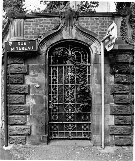 Porte piétonne vers le jardin à l'angle de la rue de la Montagne et de la rue Mirabeau.