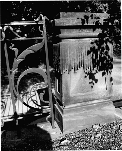 Pilier et garde-corps de la terrasse devant l'entrée.