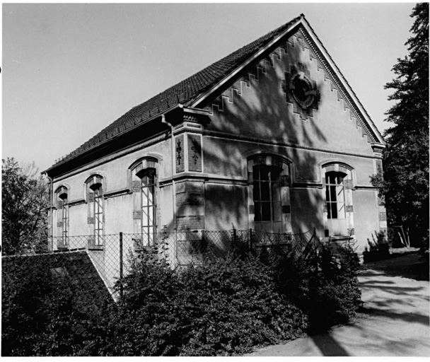 Réservoir du bas service, rue de l'Argonne : bâtiment de la station de reprise vue du jardin.