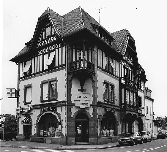 Vue d'ensemble de la pharmacie, 8 rue de Belfort.