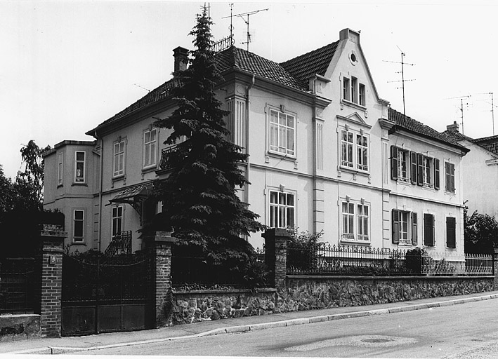 Vue d'ensemble d'une villa, 111 rue de Belfort.