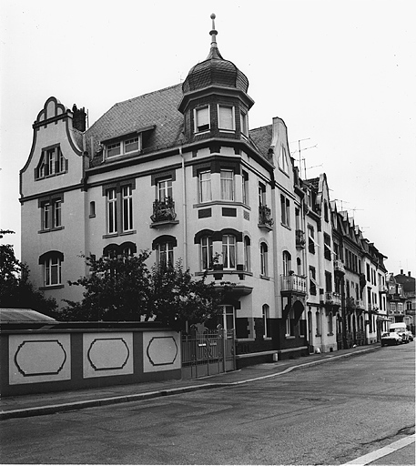 Vue de trois quarts de la maison No 140 rue du Château zu Rhein.