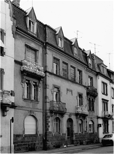 Vue de la façade sur rue de la maison No 136 rue du Château zu Rhein.