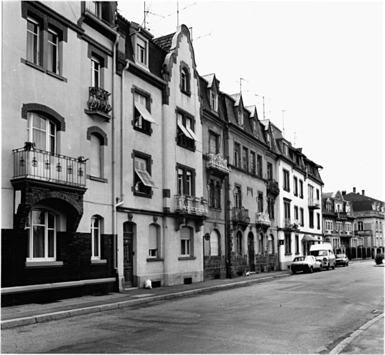 Vue des maisons No 132 à 140 rue du Château zu Rhein.