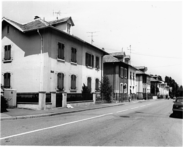Vue des façades sur rue des maisons rue de Héricourt.