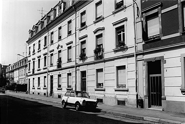 Vue des façades sur rue des maisons rue du Hêtre.
