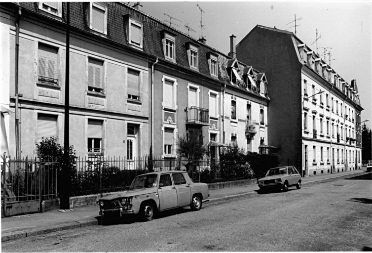 Vue des façades sur rue des maisons rue du Hêtre.