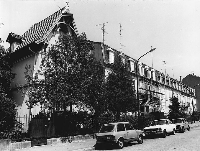 Vue des façades sur rue des maisons rue du Hêtre.