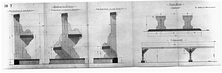 Vue des bancs d'église sur la tribune.