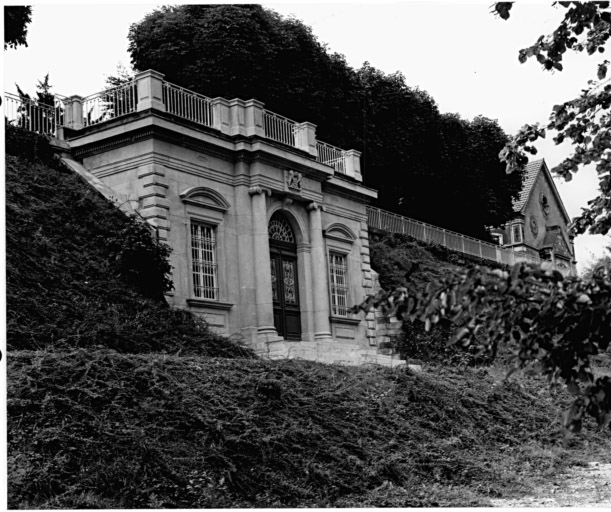 Réservoir du bas service, rue de l'Argonne : vue de l'entrée de la chambre des vannes et bâtiment de la station de reprise au fond.